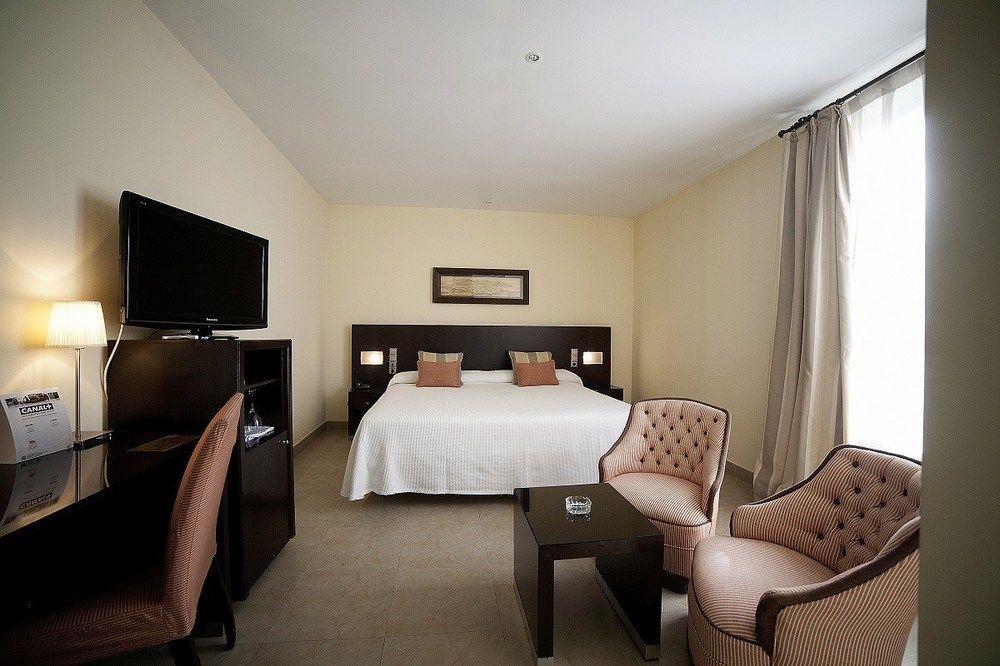 Hotel El Meson Торрихос Экстерьер фото