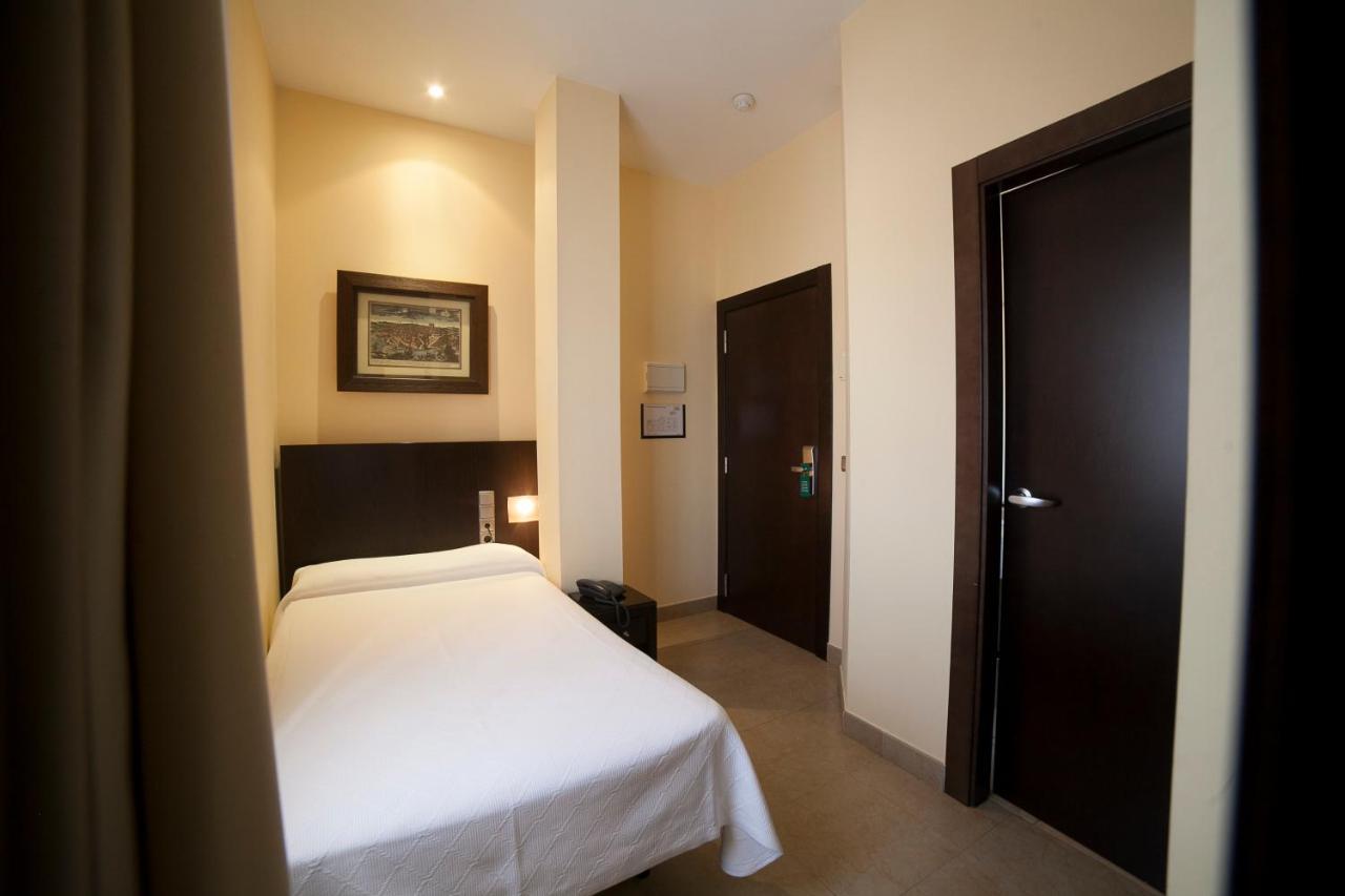 Hotel El Meson Торрихос Экстерьер фото